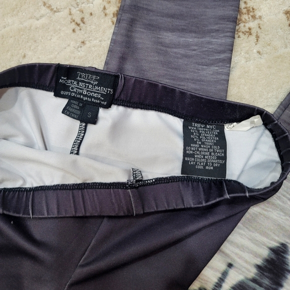 🍒 2/$22 Tripp Leggings - Picture 2 of 2